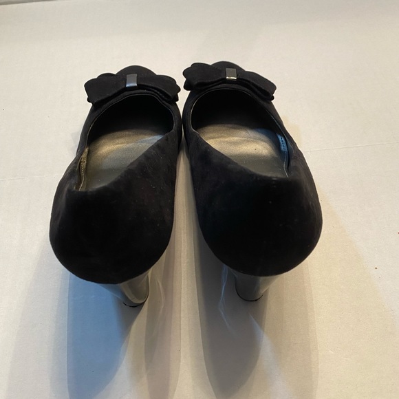 Bandolino Black Suede Wedge Hill Pump with Bow - Picture 5 of 8